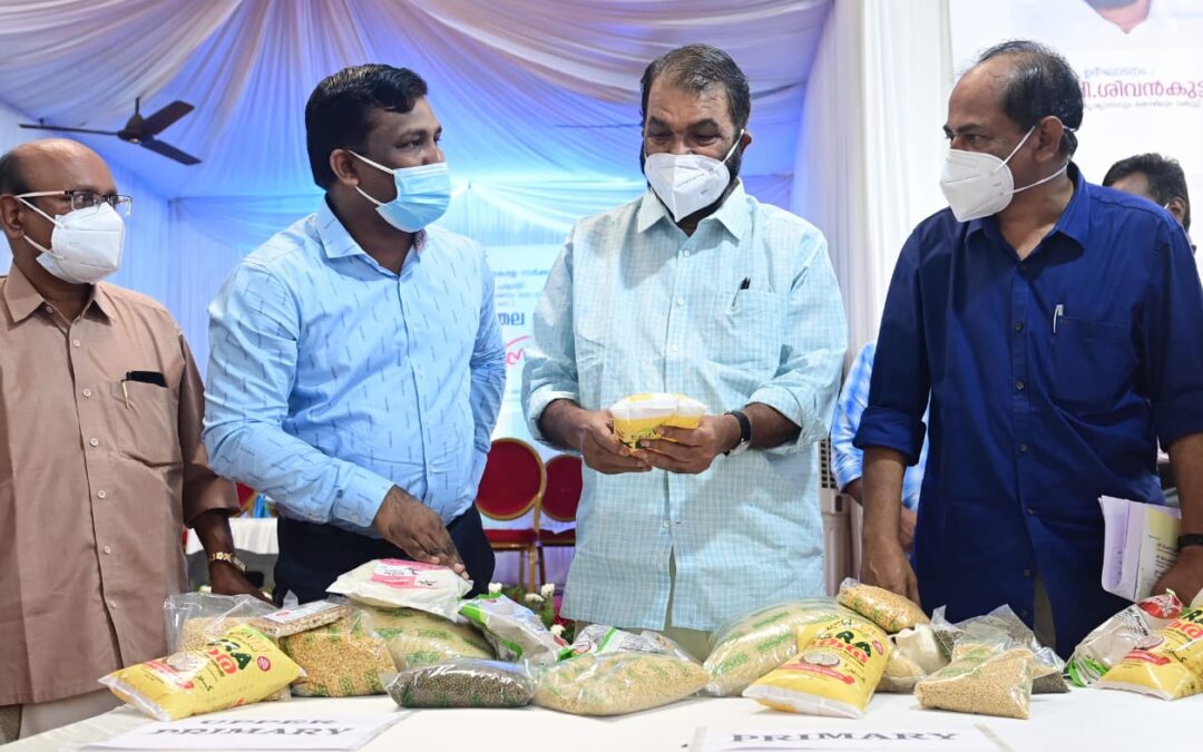 സ്കൂൾ വിദ്യാർഥികൾക്കുള്ള ഭക്ഷ്യ കിറ്റുകളുടെ വിതരണം തുടങ്ങി