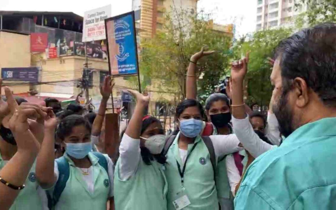 \’എപ്ലസ് കിട്ടുന്നവർ കൈപൊക്കിയെ\’: എസ്എസ്എൽസി പരീക്ഷ കഴിഞ്ഞിറങ്ങിയ വിദ്യാർത്ഥികൾക്കു മുന്നിൽ മന്ത്രി
