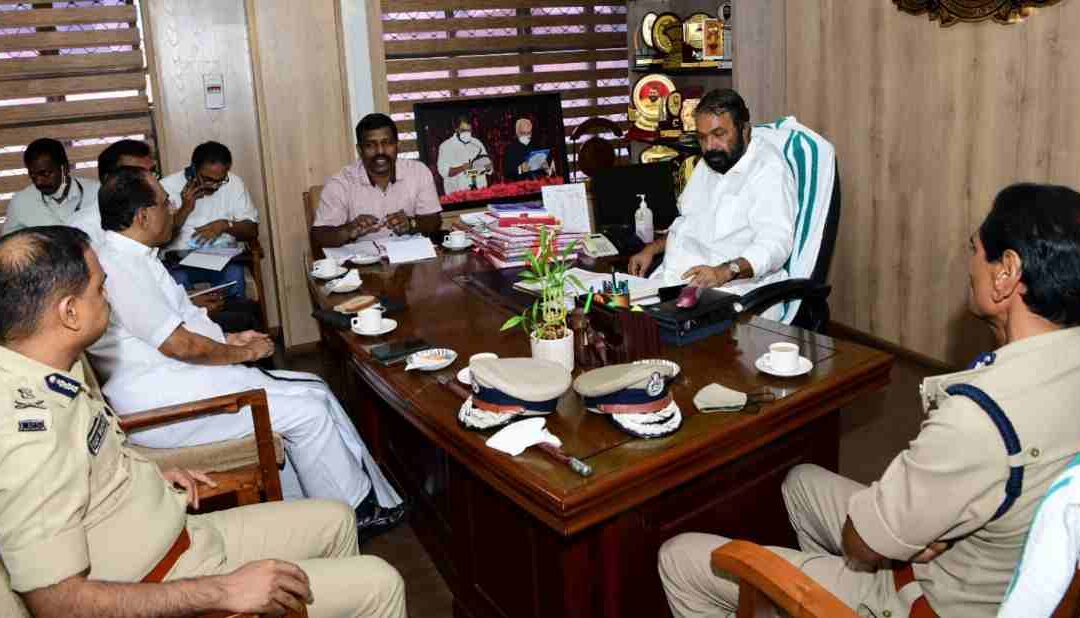 വിദ്യാലയങ്ങൾക്ക് മുന്നിൽ രാവിലെയും വൈകിട്ടും പോലീസ്: മന്ത്രി ഡിജിപിയുമായി ചർച്ച നടത്തി