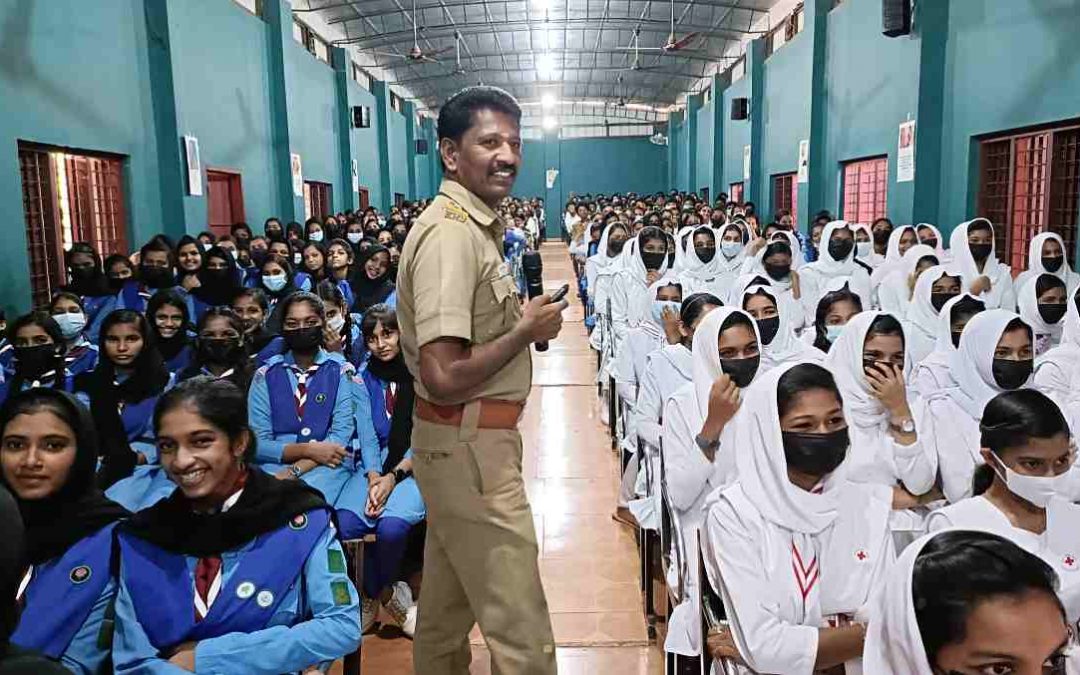 വിദ്യാർത്ഥികൾക്കും ബസ് ജീവനക്കാർക്കും റോഡ് സുരക്ഷ ബോധവൽക്കരണ ക്ലാസ്