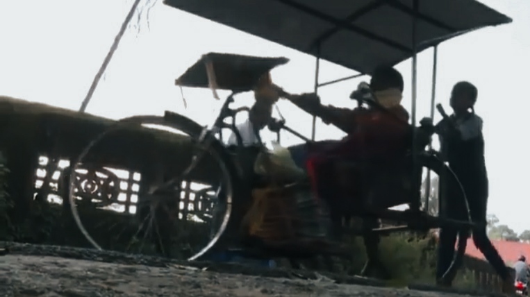 കാലുകൾ തളർന്ന അച്ഛന് കൈത്താങ്ങായി ഏഴാം ക്ലാസുകാരി: ആവണിക്ക് പഠിച്ച് ഡോക്ടറാകണം