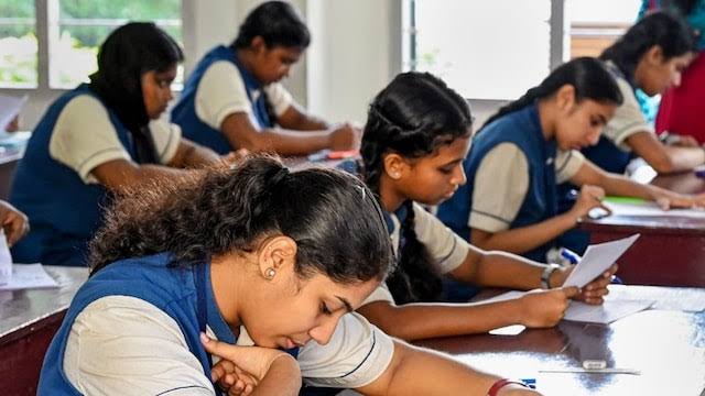 ഇന്ന് 10ജില്ലകളിൽ അവധി: ഹയർ സെക്കന്ററി പരീക്ഷകൾക്ക് മാറ്റമില്ല