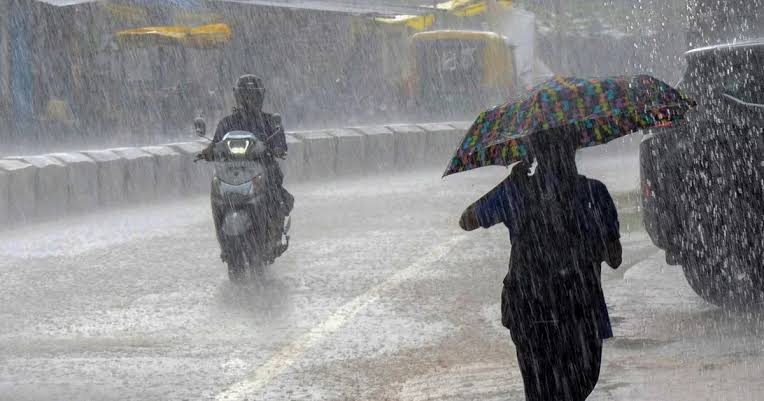 വിവിധ ജില്ലകളിൽ മഴ ശക്തമാകുന്നു: നാളത്തെ അവധി അറിയിപ്പ്
